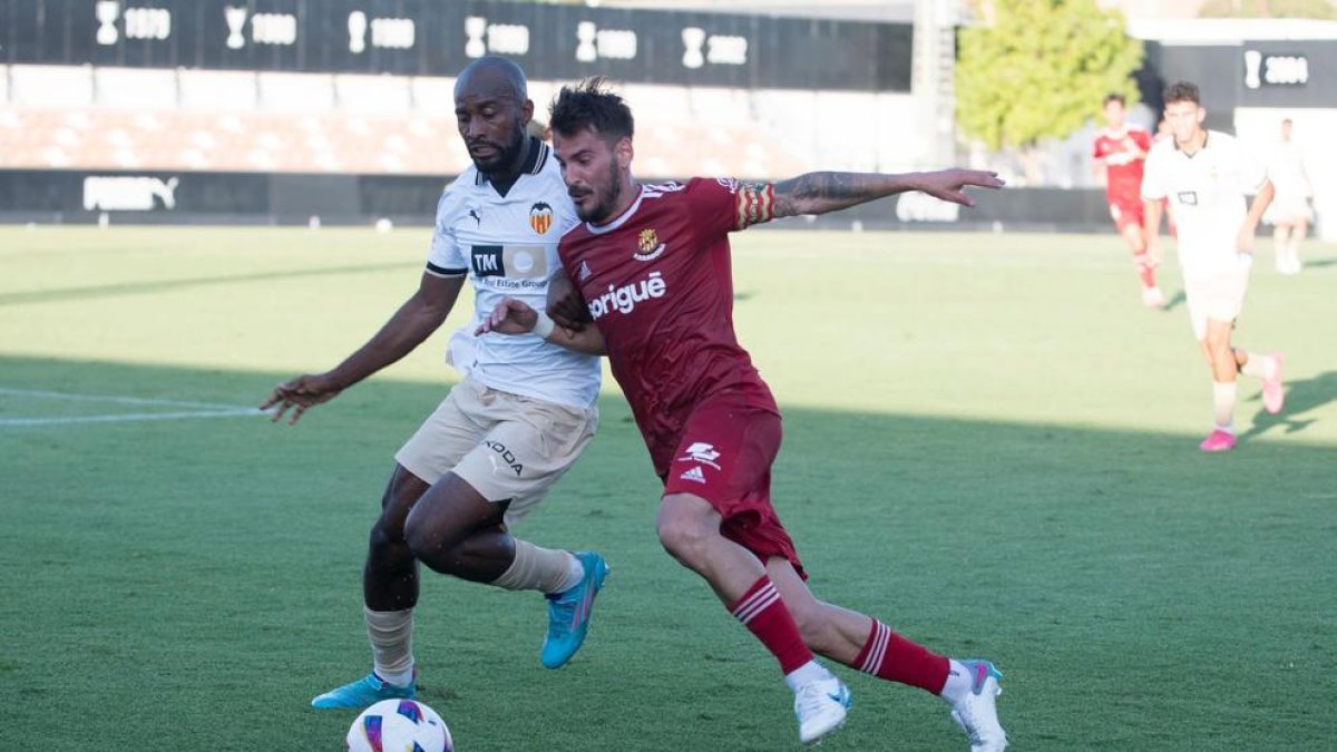 Joan Oriol durant el partit amistòs d'ahir contra el València a l'estadi Antonio Puchades.