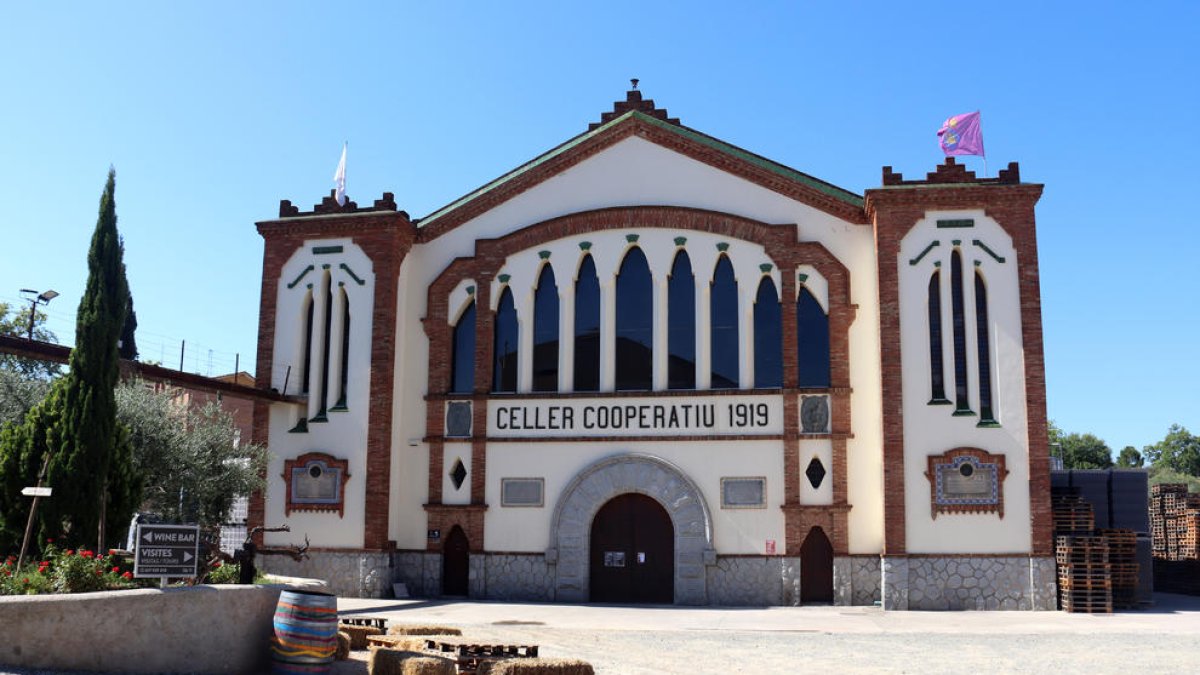 La fachada del edificio de la Cooperativa False-Marçà.