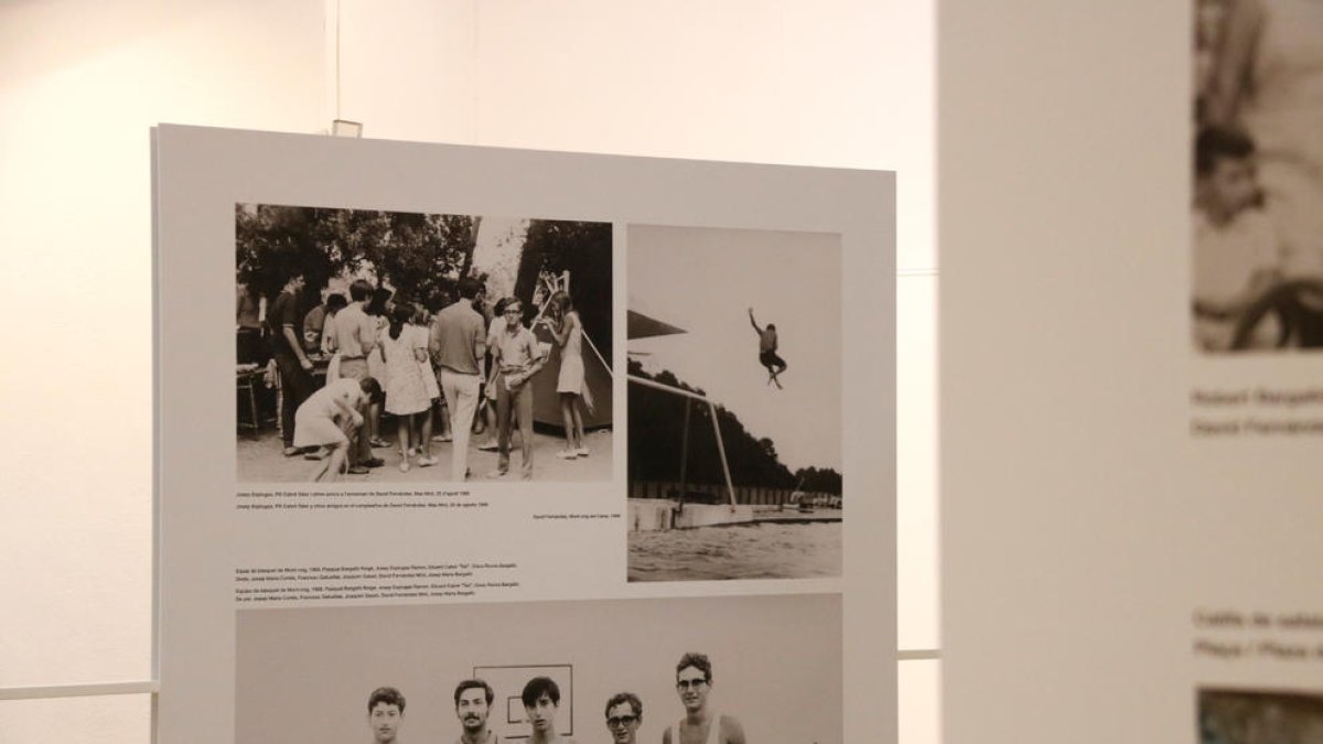 Diverses fotografies que es poden veure a l'exposició d'imatges de Joan Miró i la seva família a l'església vella de Mont-roig.