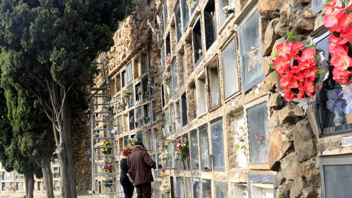 Imagen de una pareja en el cementerio de M