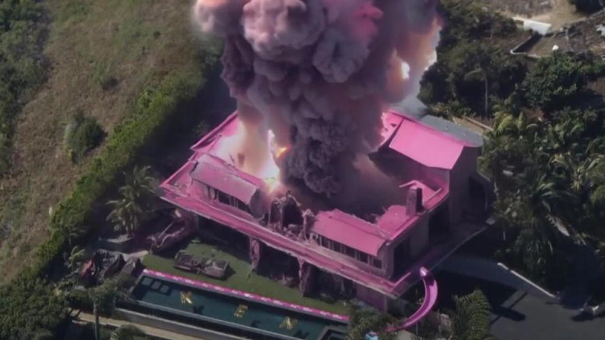 La imatge que representa les dues pel·lícules: una mansió rosa esclatada per una bomba.