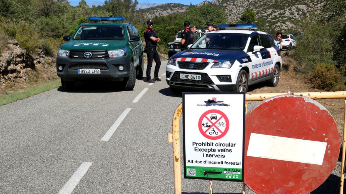 Mossos y Agents Rurals haciendo control en la subida a Mont Caro, en el Puerto de Tortosa y Roquetes.