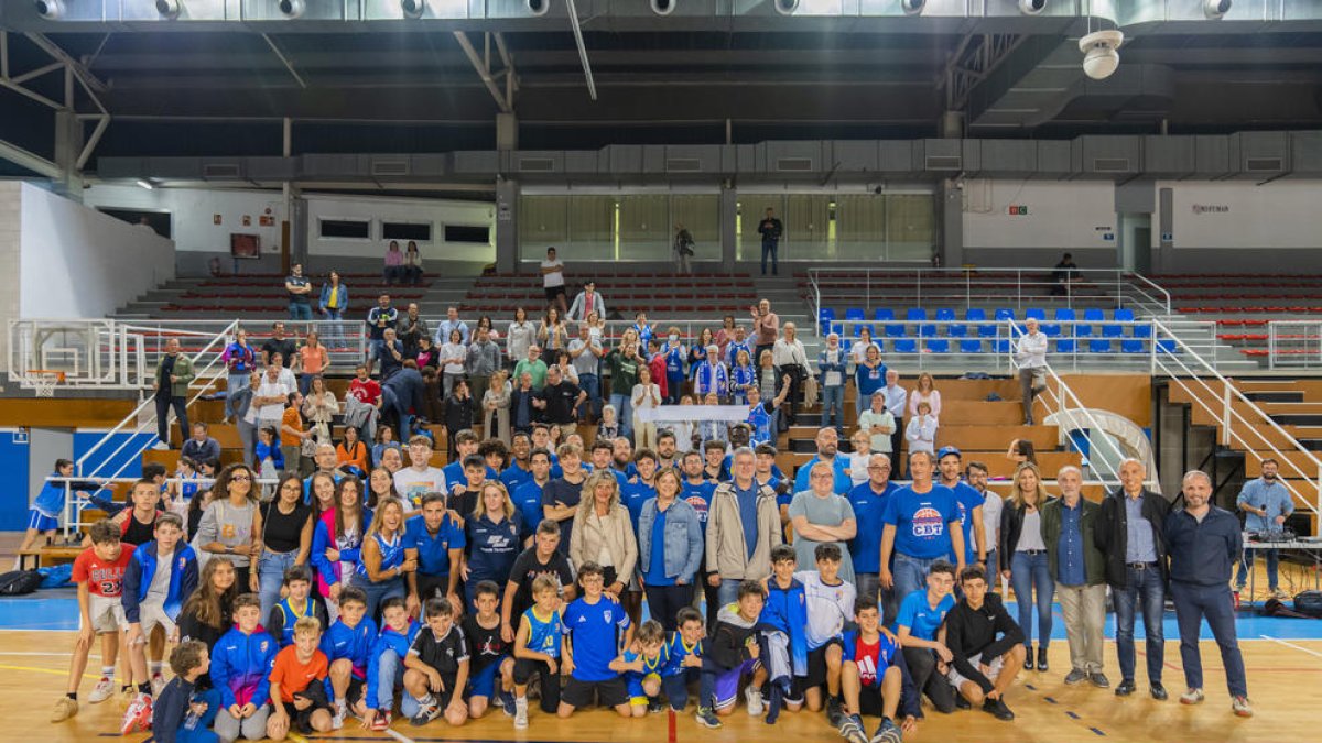 Los jugadores del CBT junto con la afición que les esperó en el Pabellón del Serrallo y representantes del Ayuntamiento.