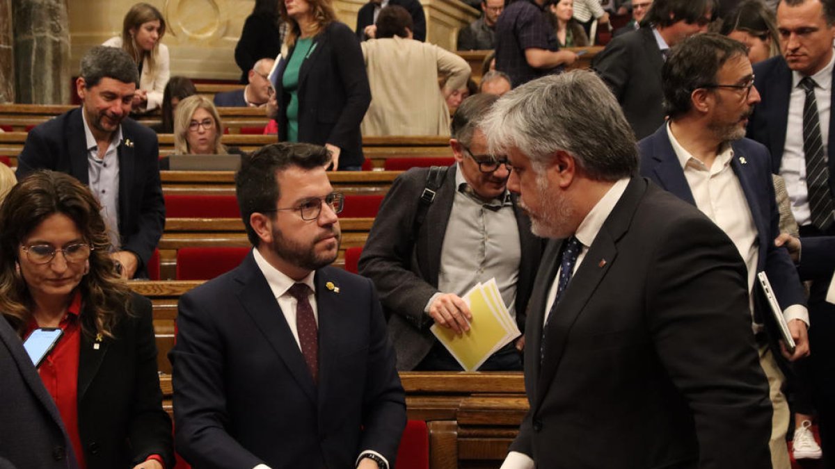 El president de la Generalitat, Pere Aragonès, i el president del grup parlamentari de Junts, Albert Batet.