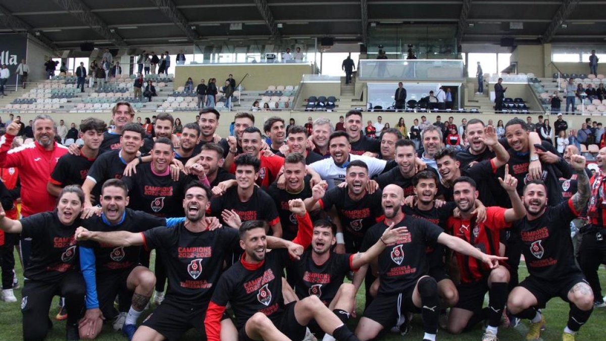 El equipo del Reus FC Reddis celebrando el ascenso de categoría todos juntos.