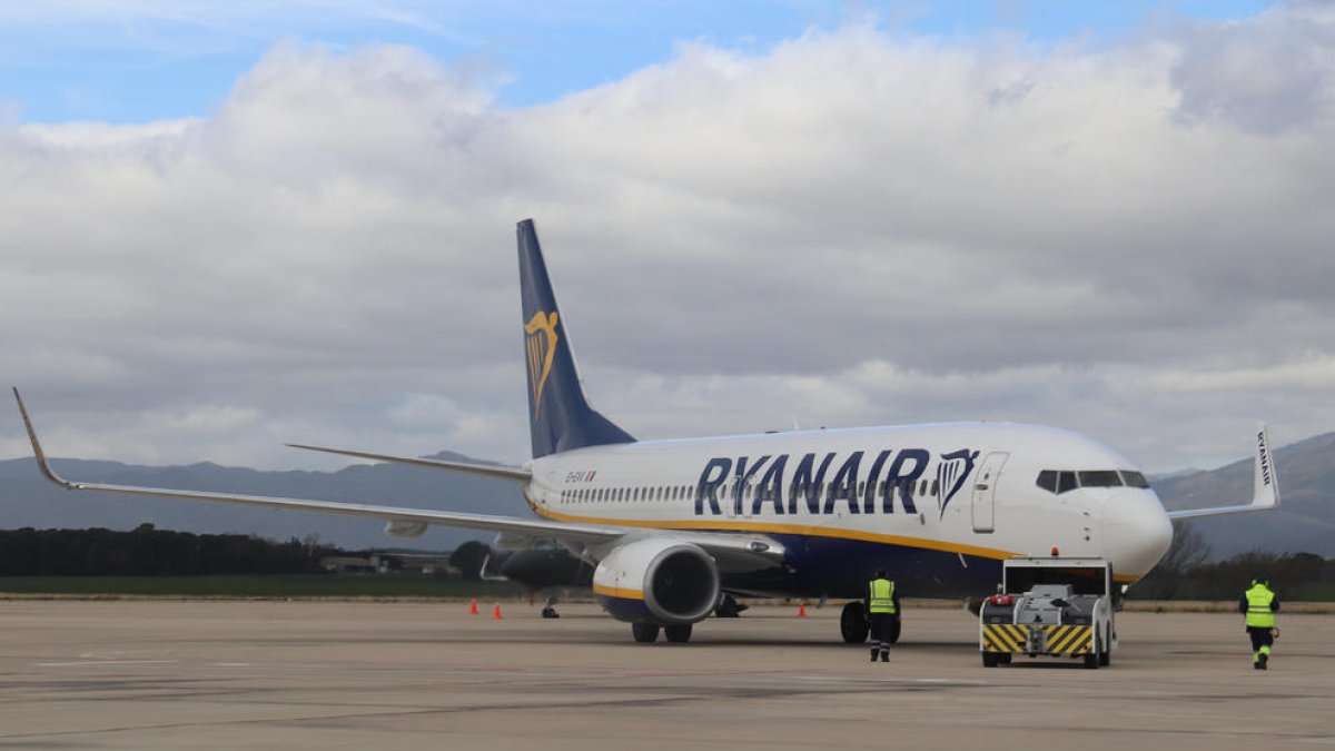 Un avió de Ryanair es prepara per enlairar-se des de la pista de l'aeroport de Girona.