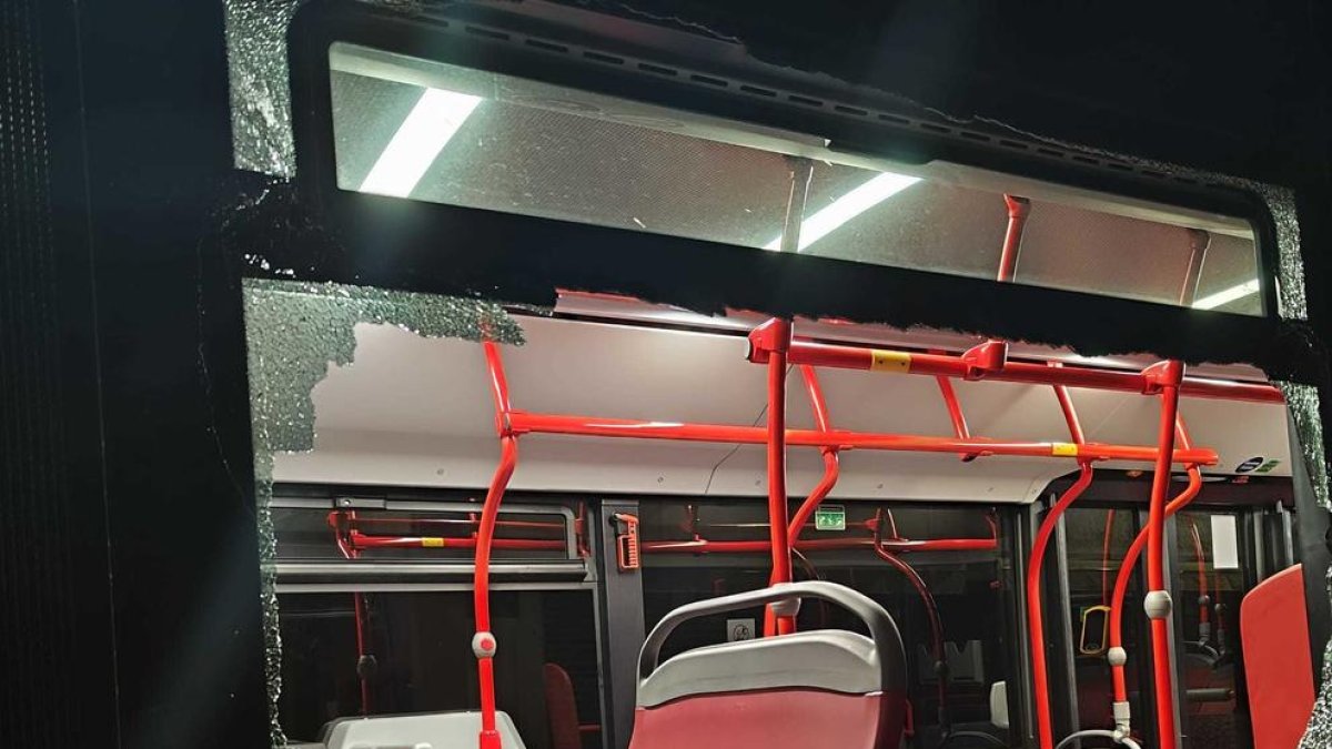 Imagen del vidrio lateral roto de un autobús de la línea 6 de la EMT de Tarragona.