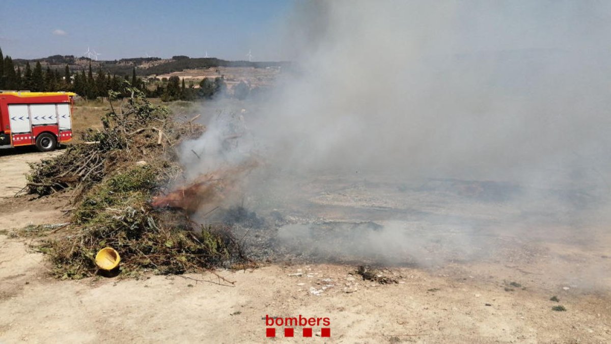 El fuego se ha declarado en un terreno de enfrente del cementerio de Gandesa.