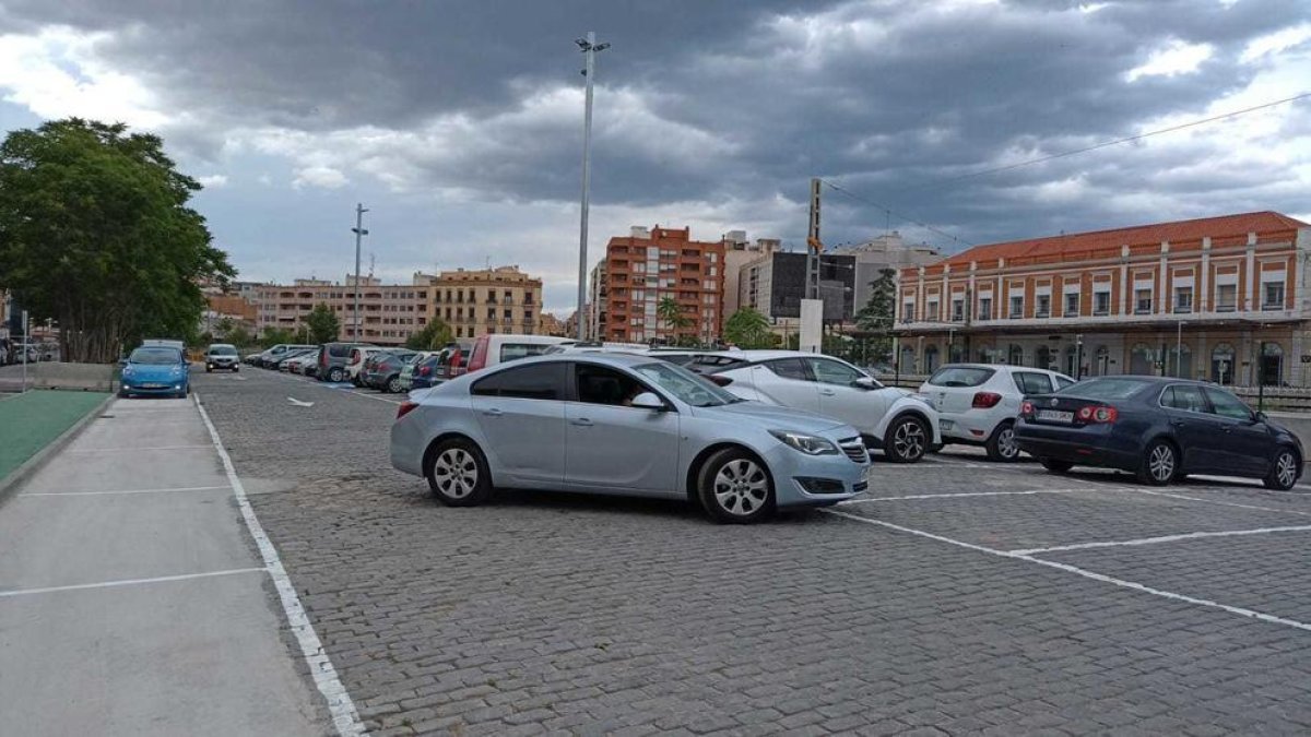 El nou aparcament al costat de l'estació de tren de Tortosa va entrar en funcionament la setmana passada.