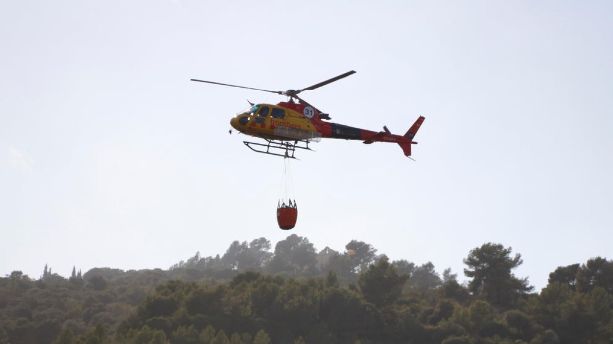 Imatge d'un helicòpter dels Bombers sobre l'incendi de la Selva del Camp.