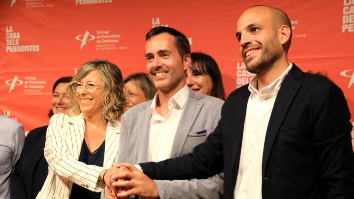 La republicana Mar Lleixà i el tàndem de Movem-PSC, Jordi Jordan i Víctor Grau després de tancar el pacte de govern a Tortosa.