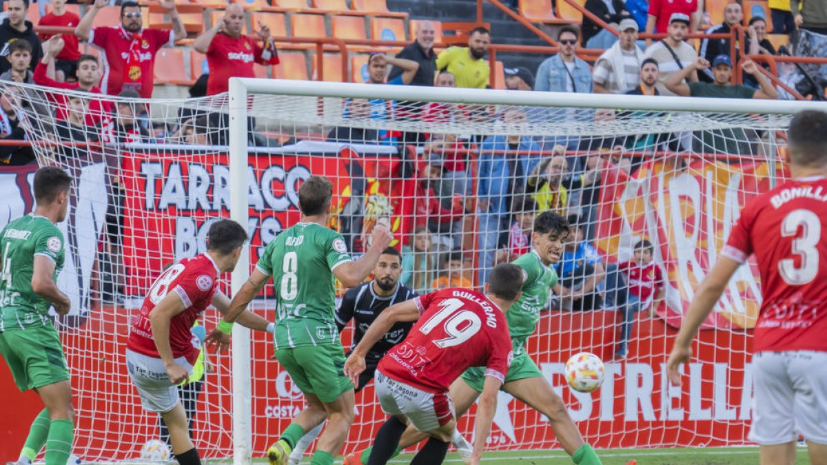 Nil Jiménez rematant a porta durant el partit de diumenge.