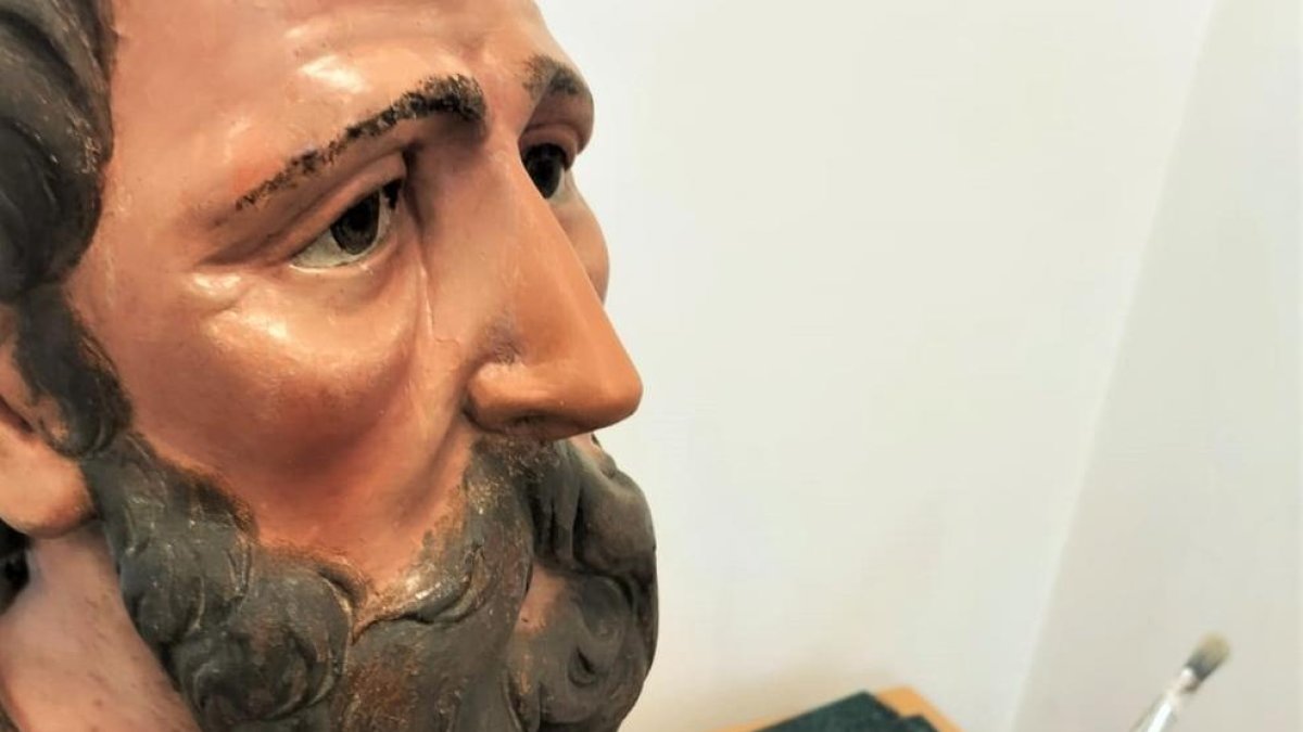 Imagen del busto de madera, que representa un hombre mayor.