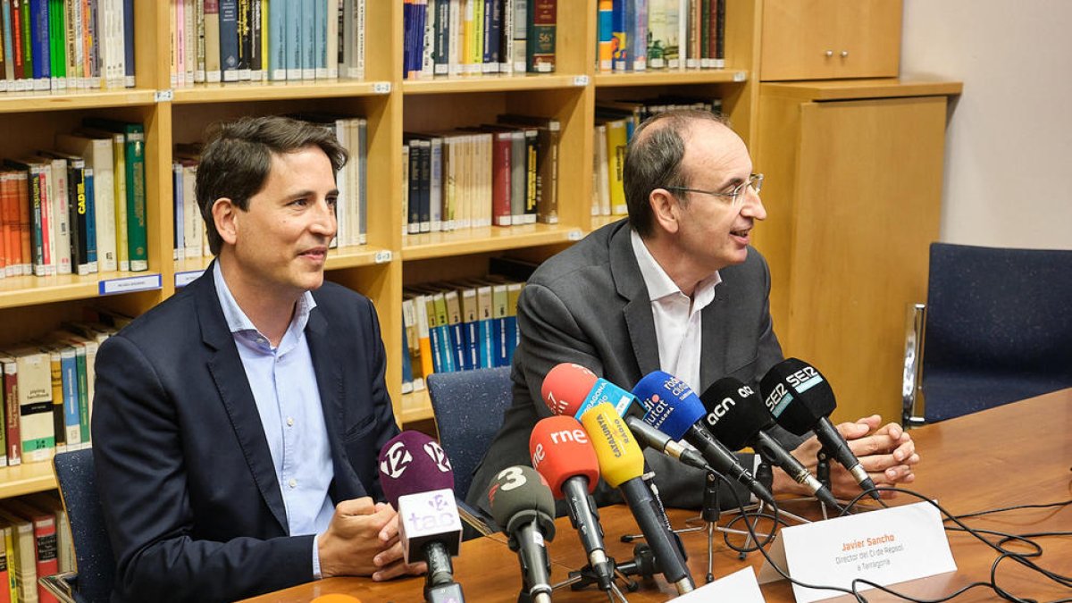Francesc Pintado i Javier Sancho van signar el conveni de col·laboració entre l'AEHT i Repsol.