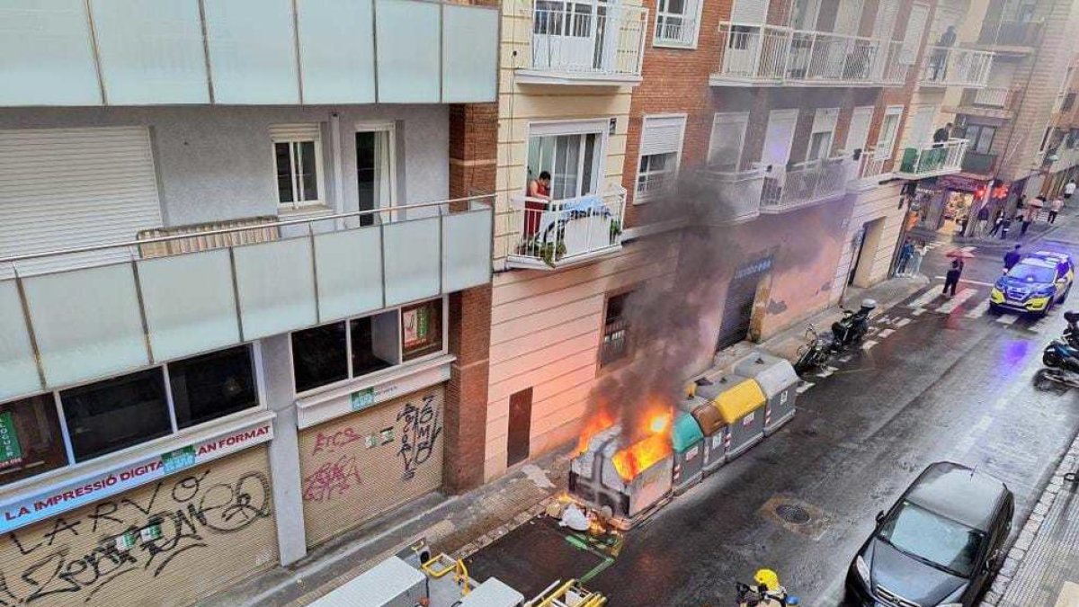 Els Bombers apagant l'incendi d'un contenidor el passat dissabte al carrer Barcelona.