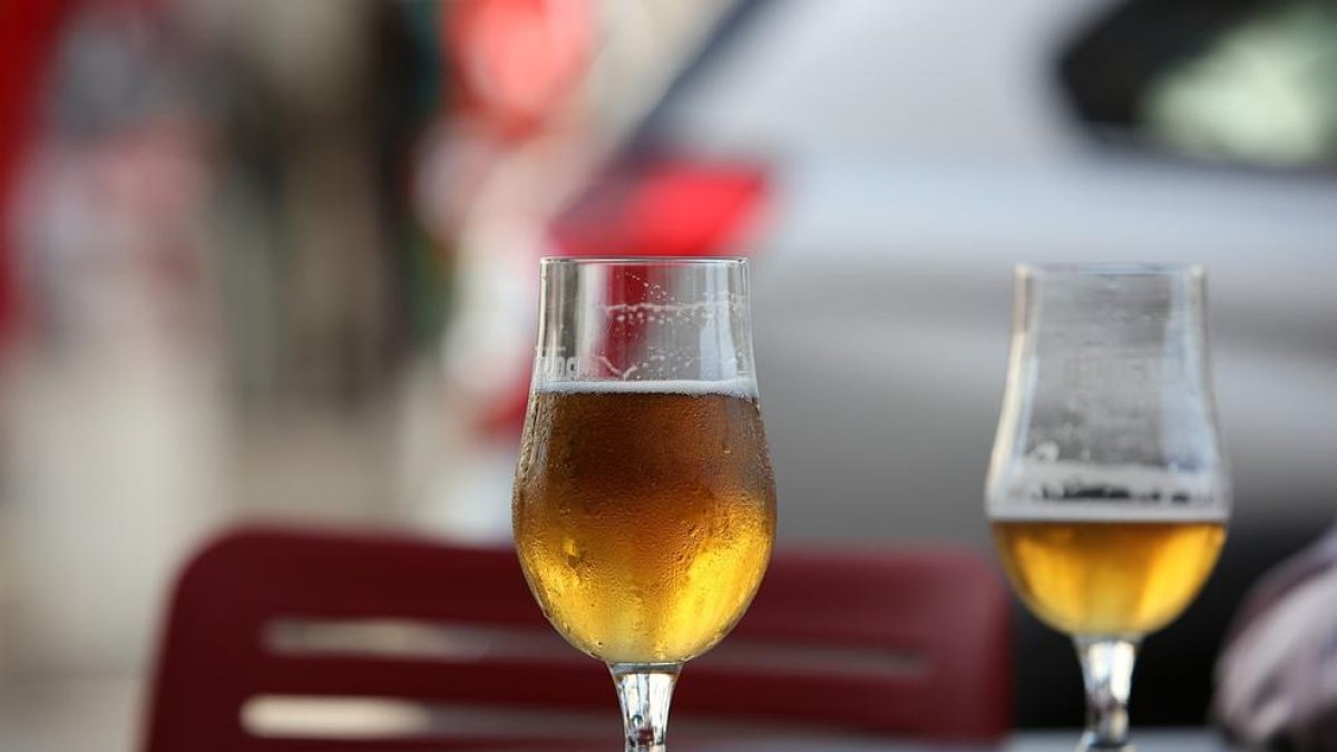 Dos copas de cervesa en una mesa.