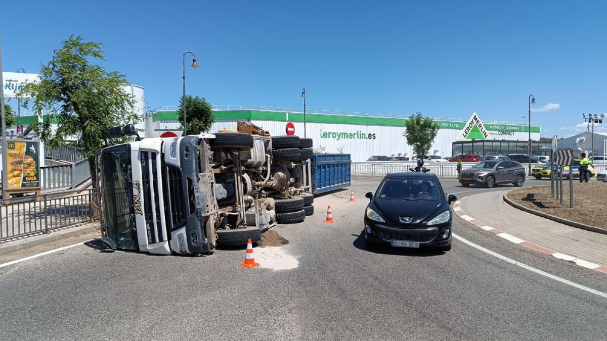 Imatge del camió bolcat a la rotonda d'accérs al Francèa a l'N340.