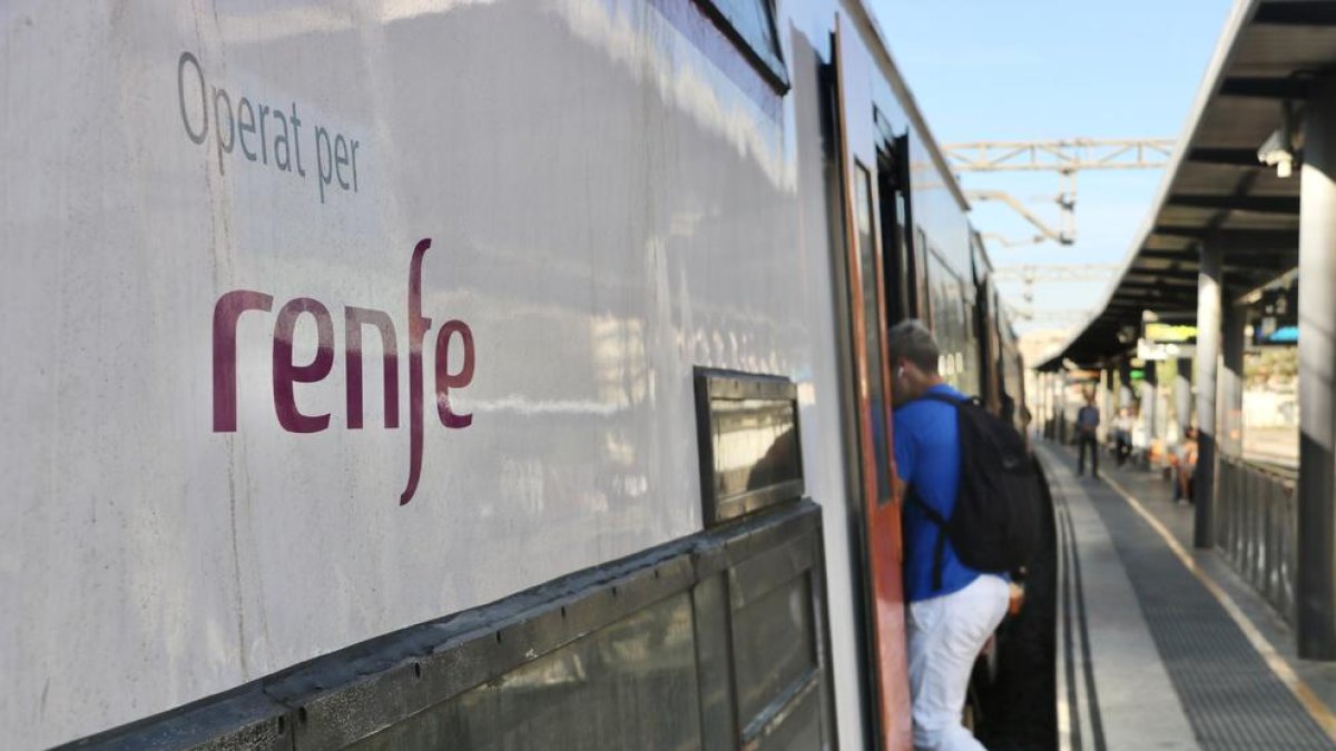 Un tren de Rodalies operat per Renfe a l'estació de Gavà.