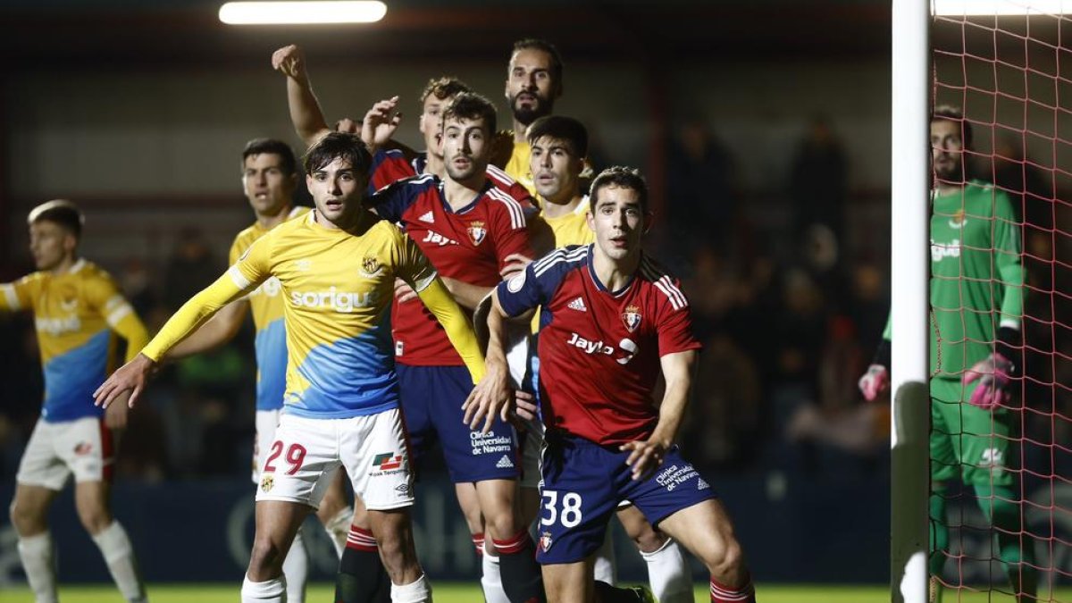 Unai Dufur, al centre de la imatge, defensant a Marc Álvarez a la sortida d'un córner.