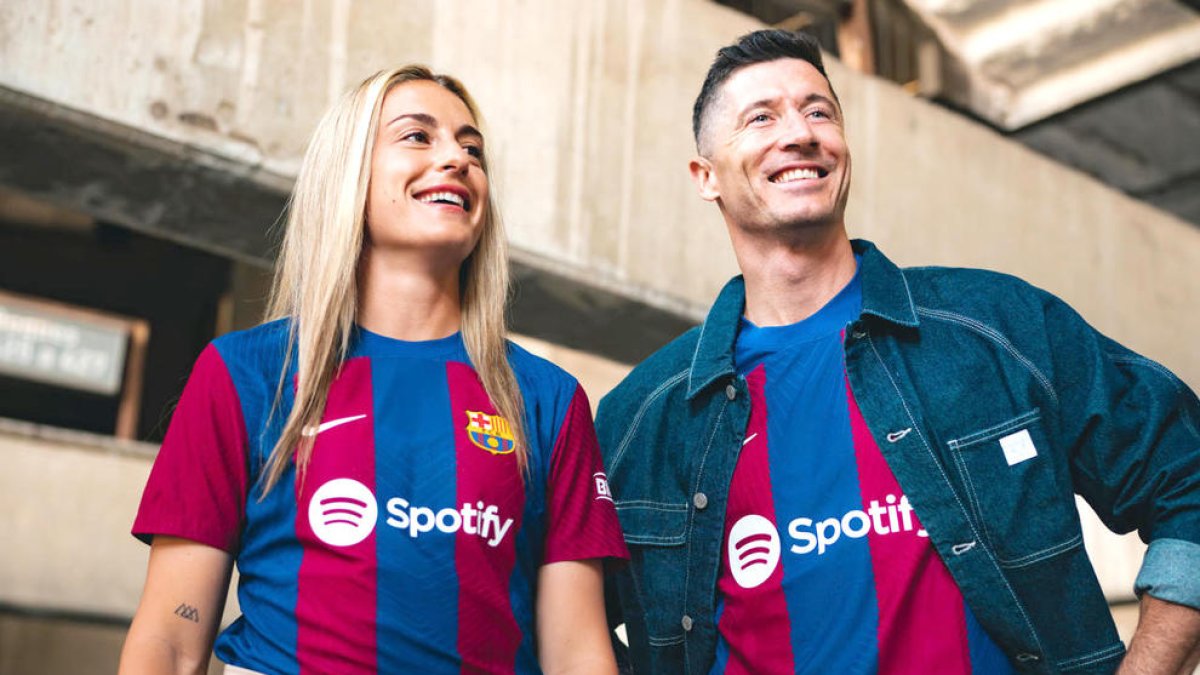 Alexia Putellas y Robert Lewandowski con la nueva camiseta