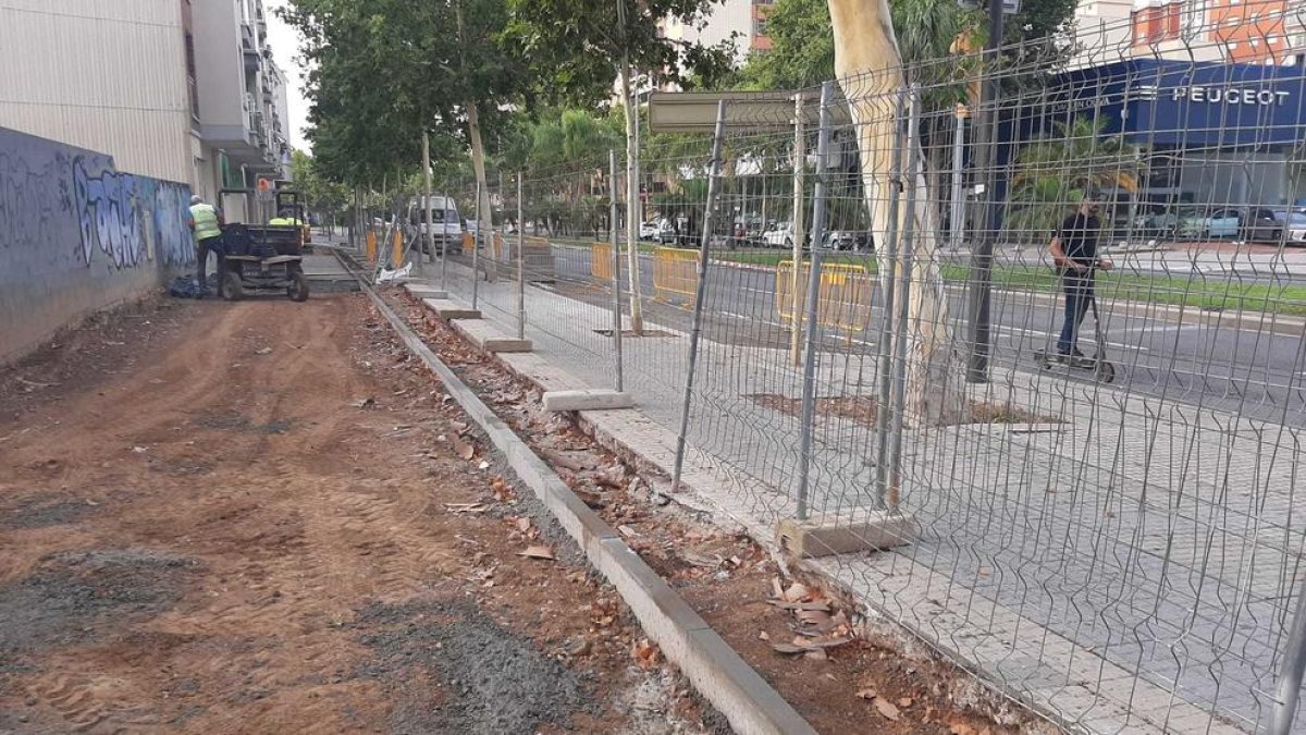 El nuevo carril bici de la avenida Salou en Reus comienza a tomar forma.