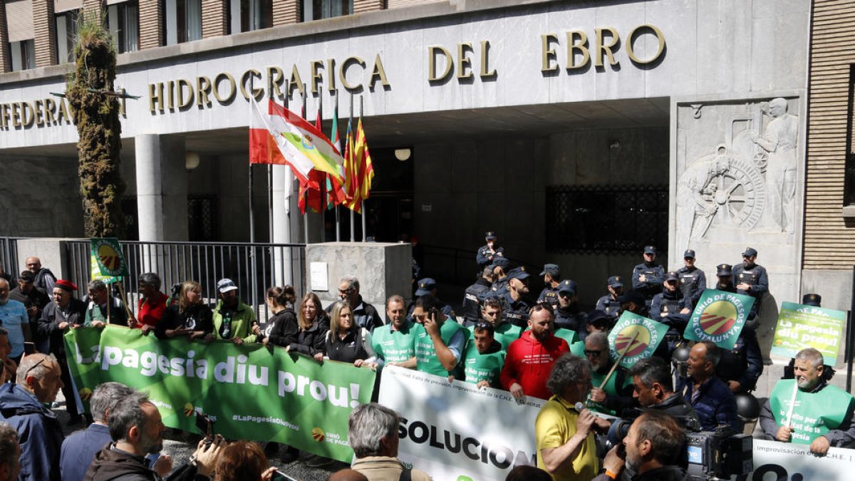 Protesta d'UP davant de la CHE, a Saragossa, per la sequera.