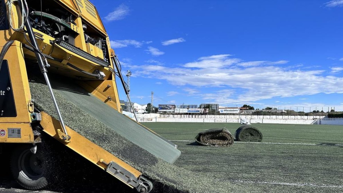 Imatge de les obres de renovació de la gespa artificial del camp de futbol de Torredembarra.