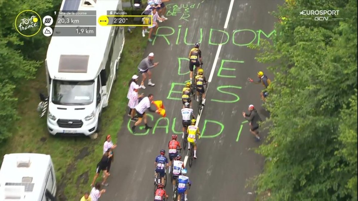 «Gaudí es de Riudoms», pintada que pudo verse por televisión durante el Tour de Francia.