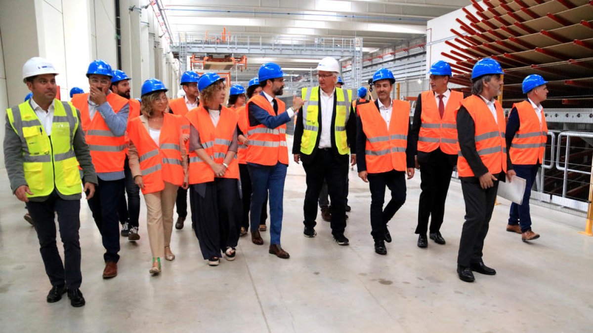 Los consellers de Empresa y Territori y los alcaldes de Tortosa y l'Aldea visitando la planta de Kronospan en Tortosa.