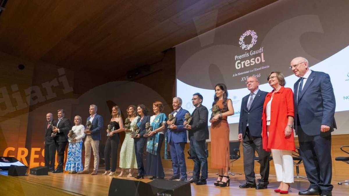 Foto de família amb els premis de l'edició d'enguany dels premis Gresol.