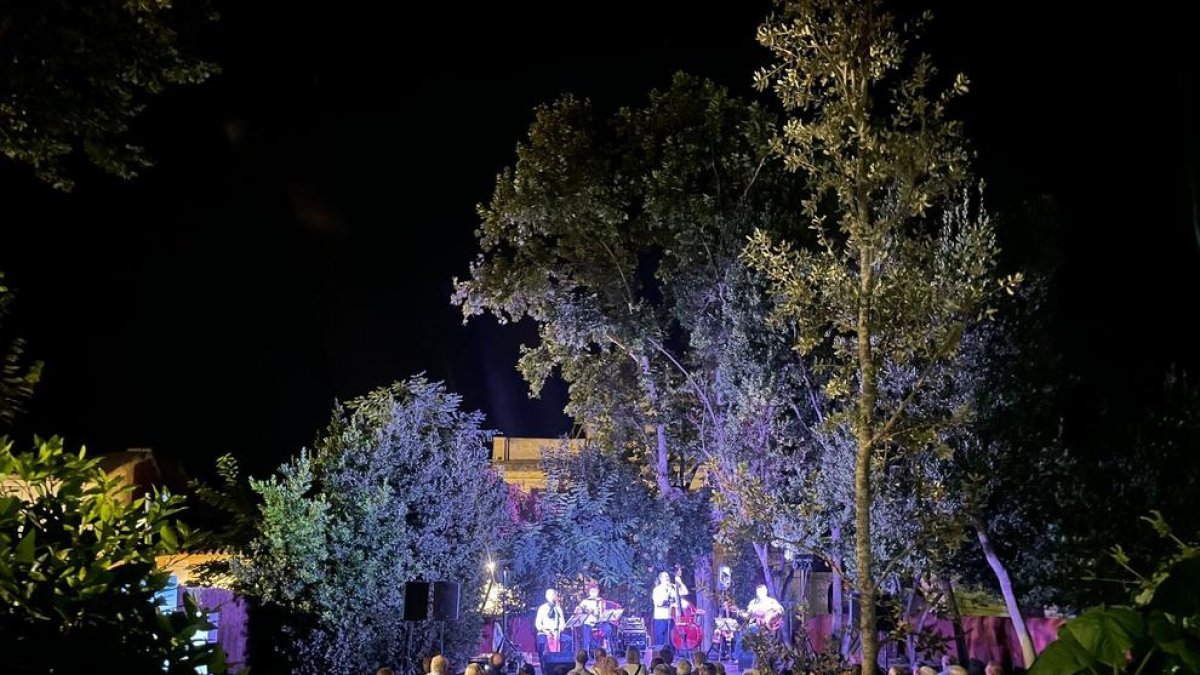 El concert d'havaneres del grup Balandra l'any passat al jardí de l'Ajuntament.