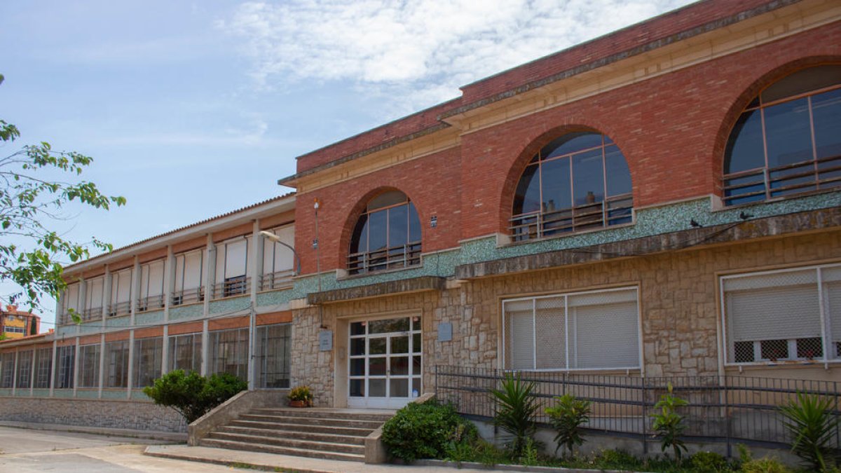 Imatge del passat maig de la façana de l'Escola Ciutat de Reus, al barri Gaudí.