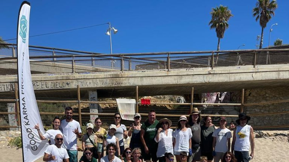 Els membres de les diferents organitzacions amb la brossa que han recollit de la platja del Miracle.