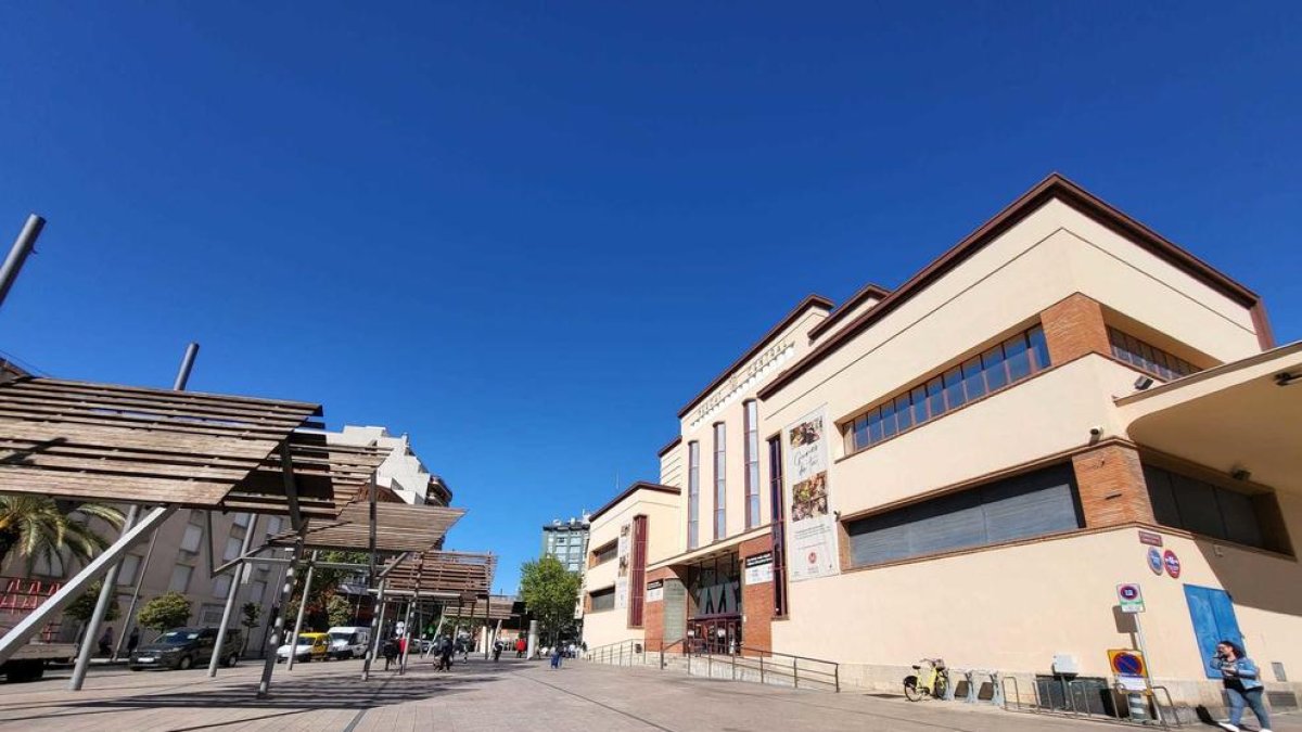 El GastroMercat estarà situat a la part est de la façana principal del Mercat Central de Reus.