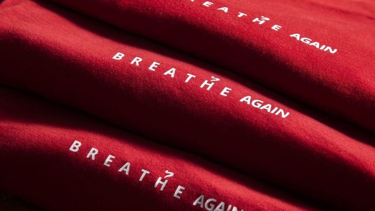 Detall de les samarretes «Breathe Again».