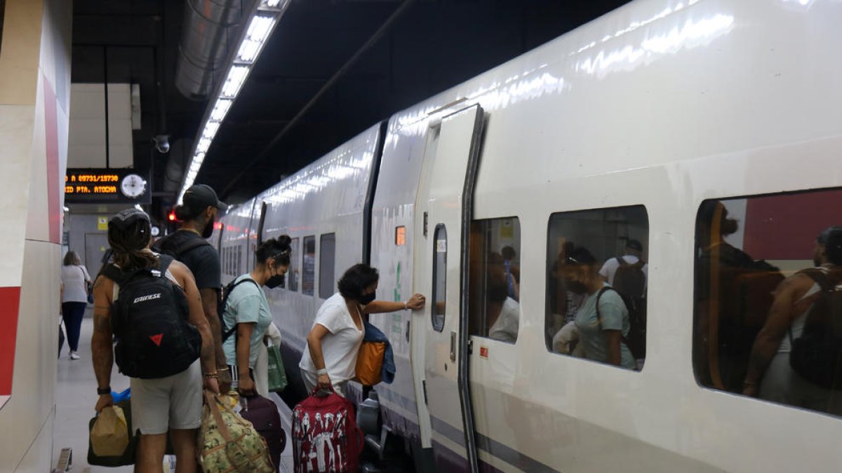 Passatgers pujant a un tren d'AVE a l'estació de Sants de Barcelona.
