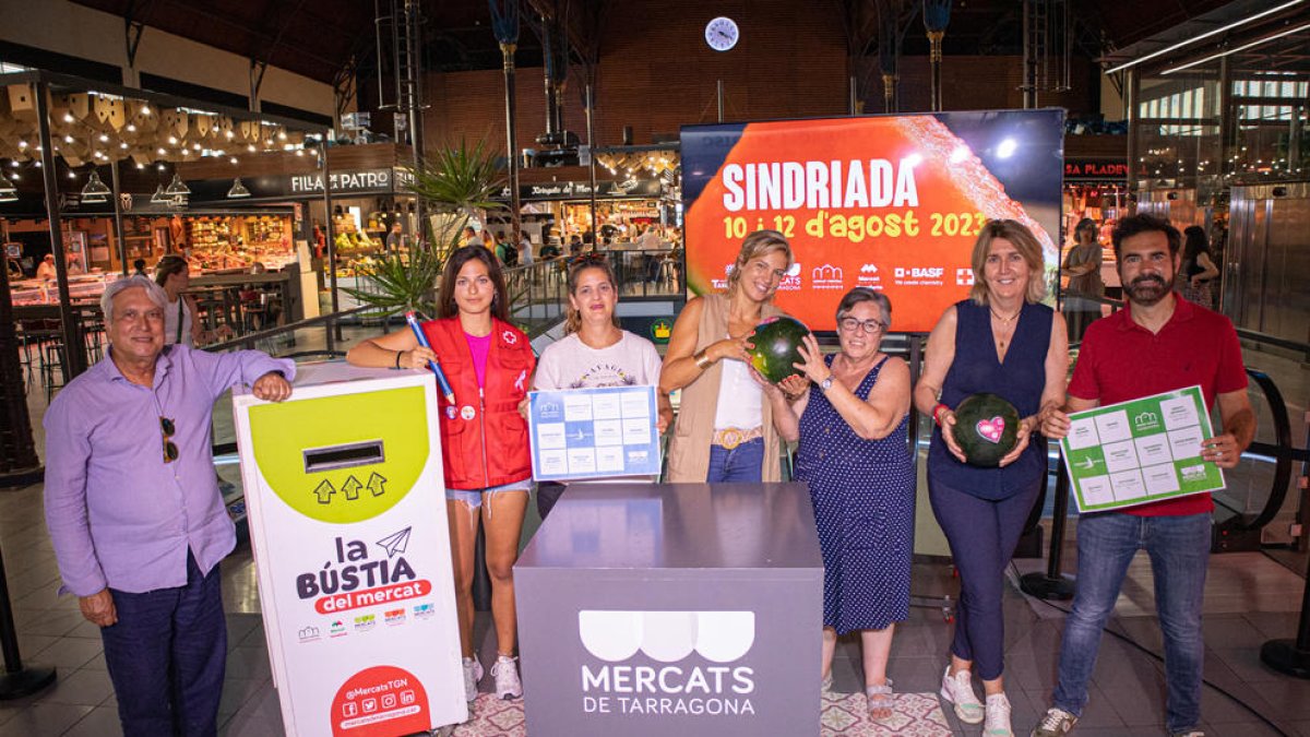 Los Mercados de Tarragona sortearán vales de compra entre todas las personas que compren sandía del 10 al 18 de agosto.