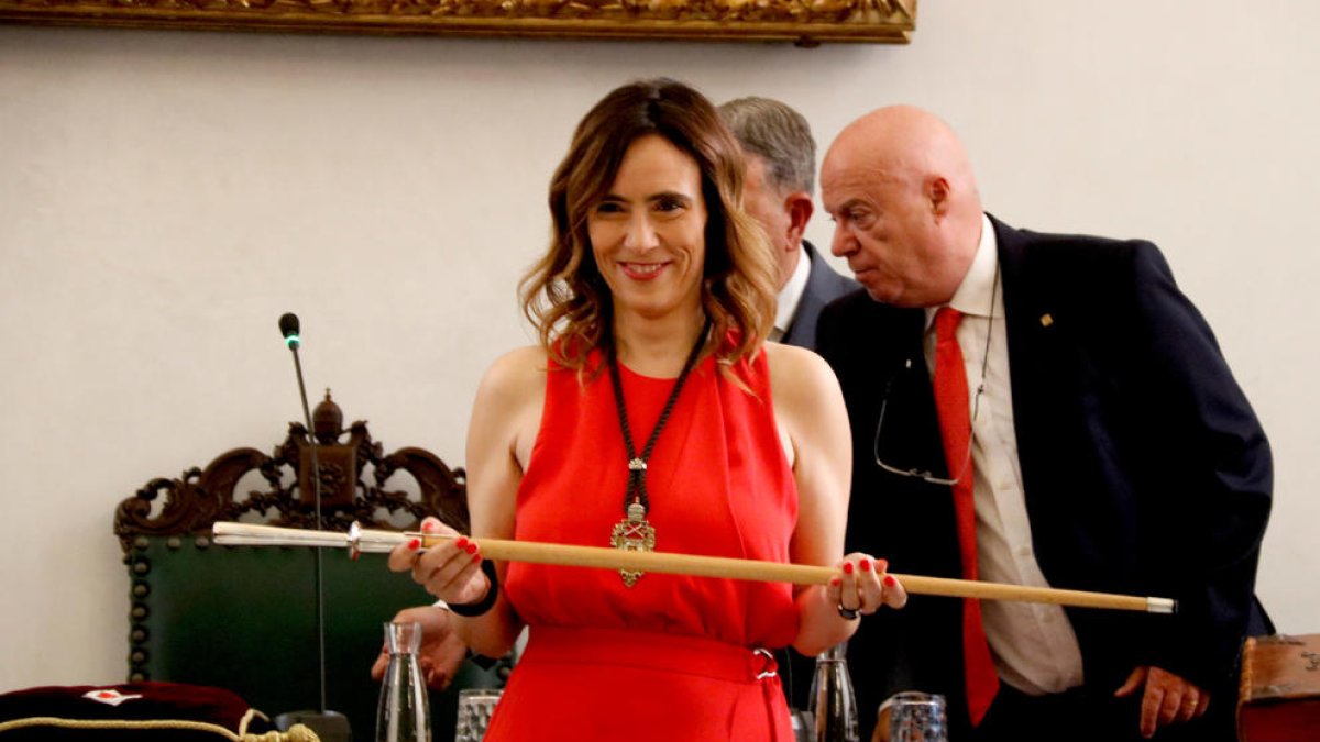 Sandra Guaita cogiendo la vara después de ser investida alcaldesa de Reus.