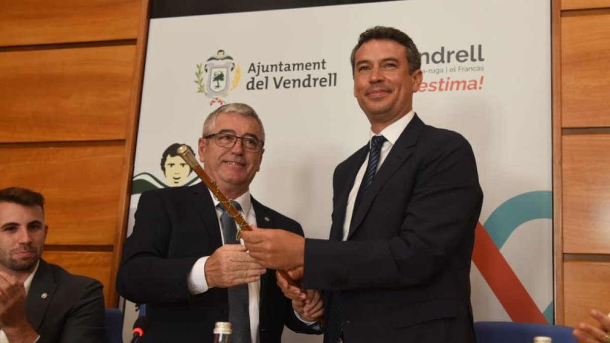 Kenneth Martínez recibe la vara de alcalde de El Vendrell.