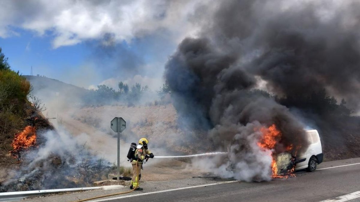 Imatge de l'incendi de la furgoneta a l'N-340 a l'alçada de la Ràpita.