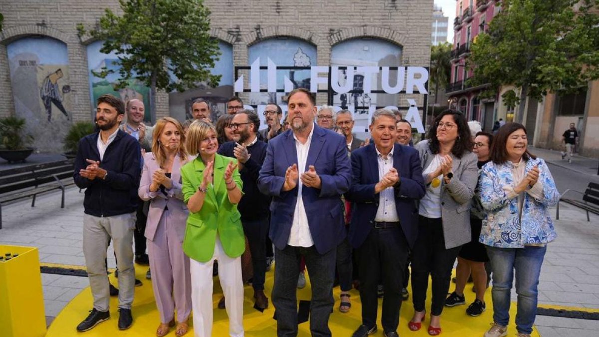 Noemí Llauradó amb Oriol Junqueras i diferents representants.