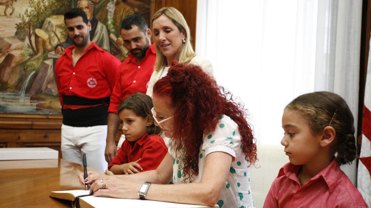 Pepa Plana firmando el Libro de Honor del Ayuntamiento de Valls, diumenge al mediodía.