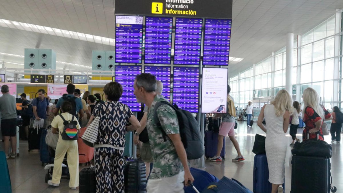 El pas continu de passatgers a la zona de sortides de l'aeroport del Prat.