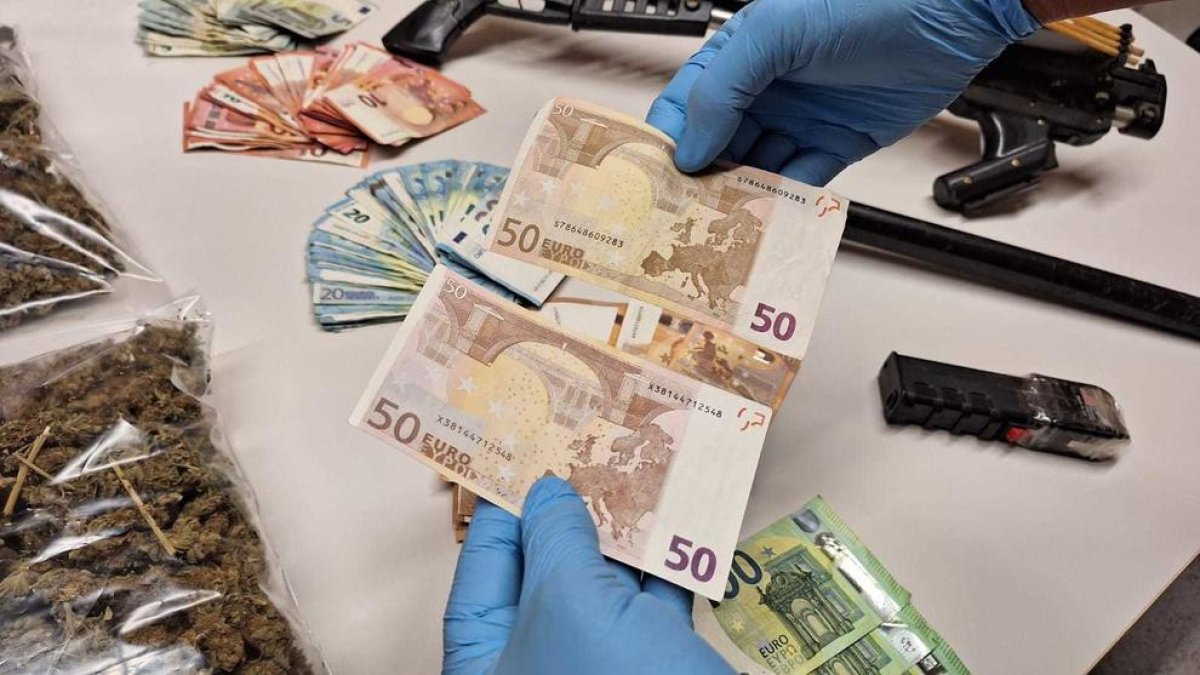 Los Mossos y la Guardia Urbana intervinieron 4.000 euros en efectivo y billetes falsos.