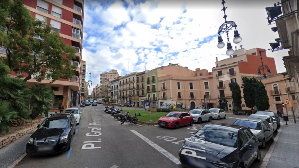 Vista de la plaza del Prim y la calle unión, donde se prohibirá el aparcamiento.