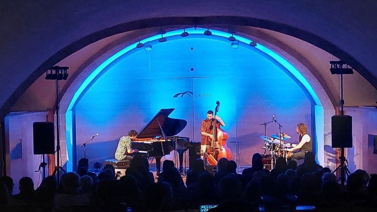 Joan Claver Trio junto a la Cripta de la Ermita en una de las actuaciones del Jazz & Blues Cambrils 2023.