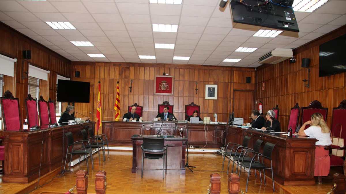 L'home acusat d'un delicte d'assassinat en grau de temptativa en una masia del Rourell l'any 2019, de la seva advocada, del fiscal i el tribunal, a l'inici del judici que s'ha celebrat a l'Audiència de Tarragona.