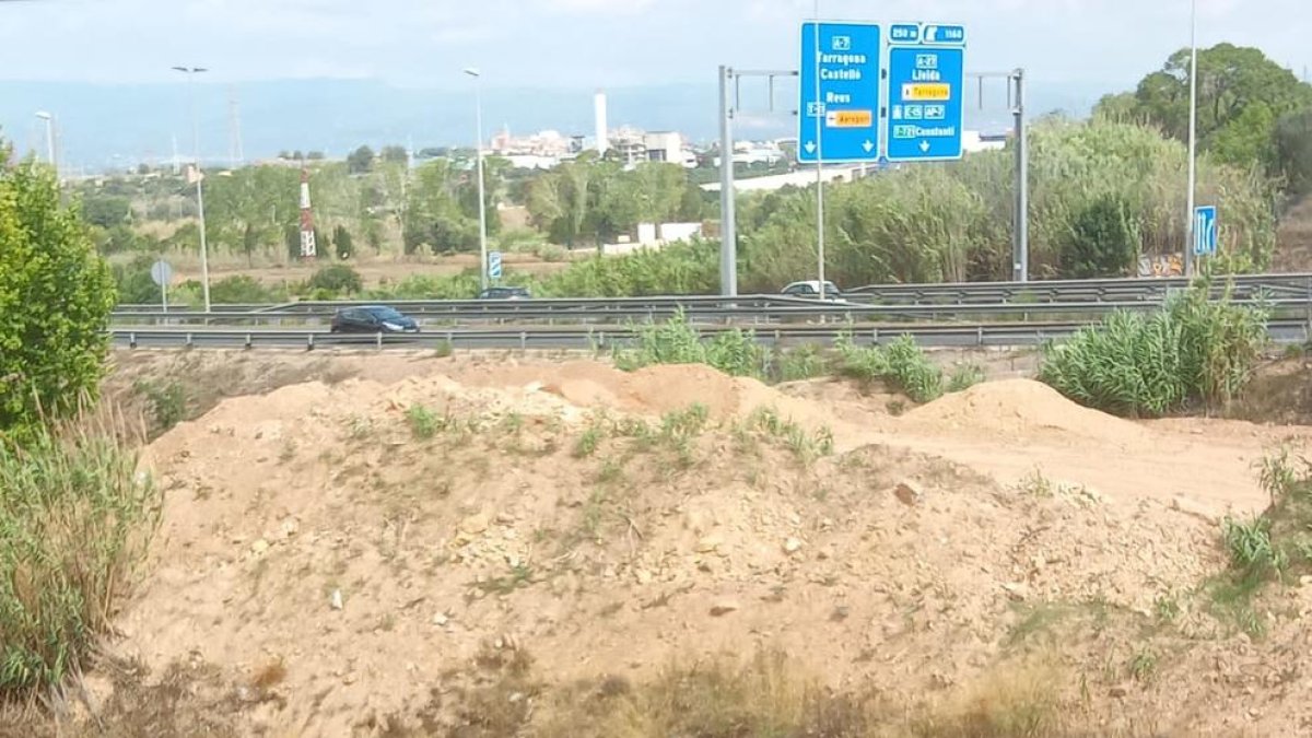 Imagen de la montaña de arena acumulada por las obras del aparcamiento disuasivo en la calle Guillem Oliver.