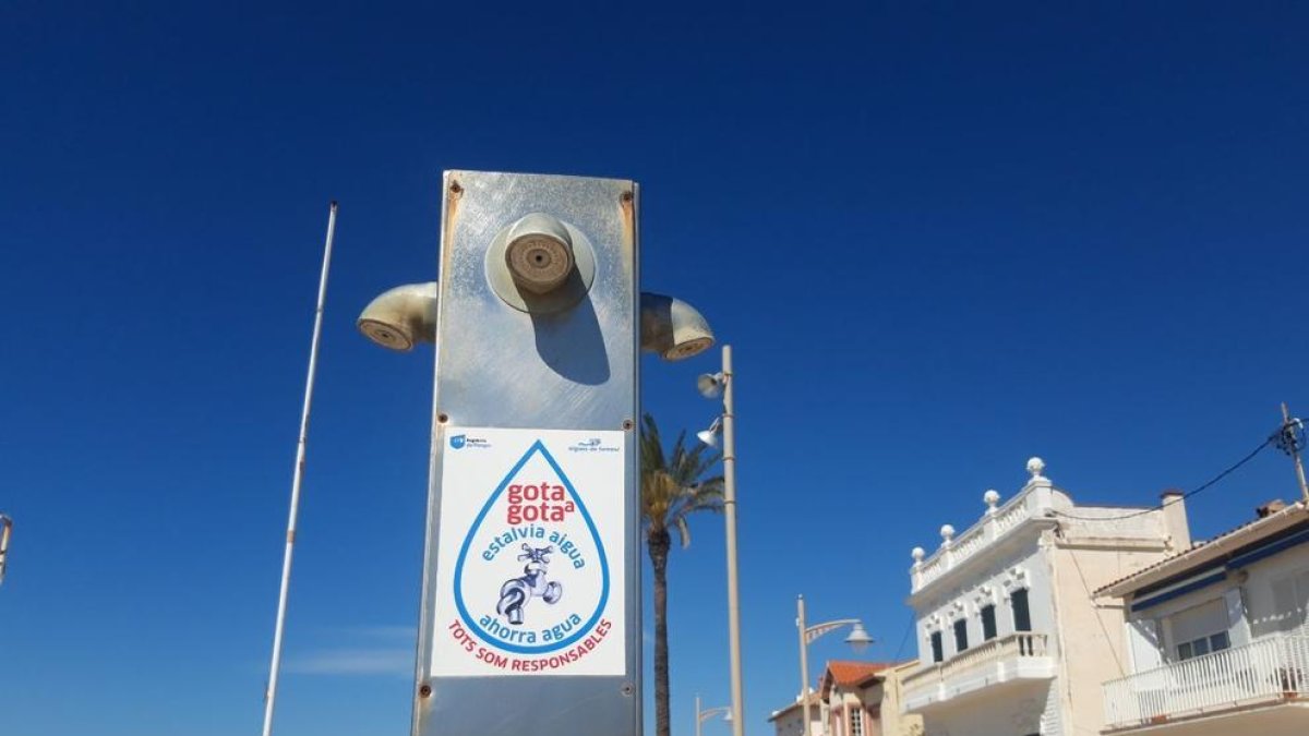 Una dutxa tancada a una platja vendrellenca.