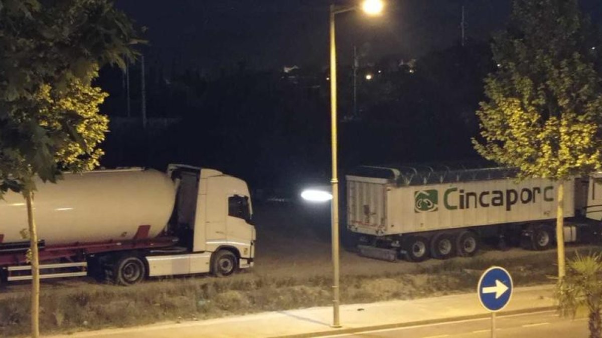 Camions aparcats al costat de l'avinguda Riudoms, prop del Parc de la Festa.